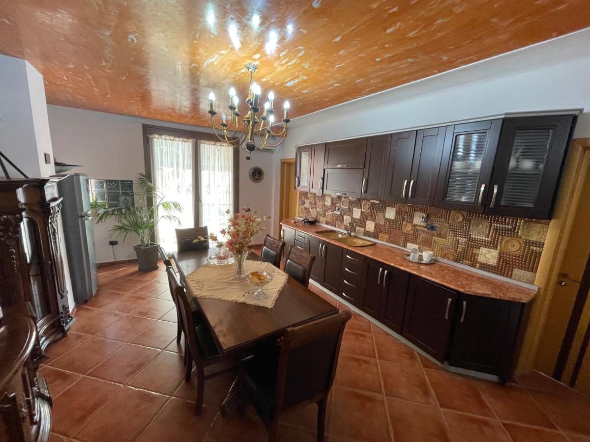 Venus - Cozy Apt With Terrace فلورا المظهر الخارجي الصورة